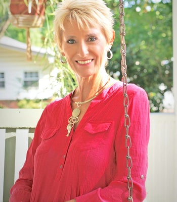 Portrait of Dee Shaddoxx, Realtor.